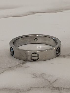 🩶Love Ring 18k White Gold Finish, Size 8,4mm Wide With Stones 🩶